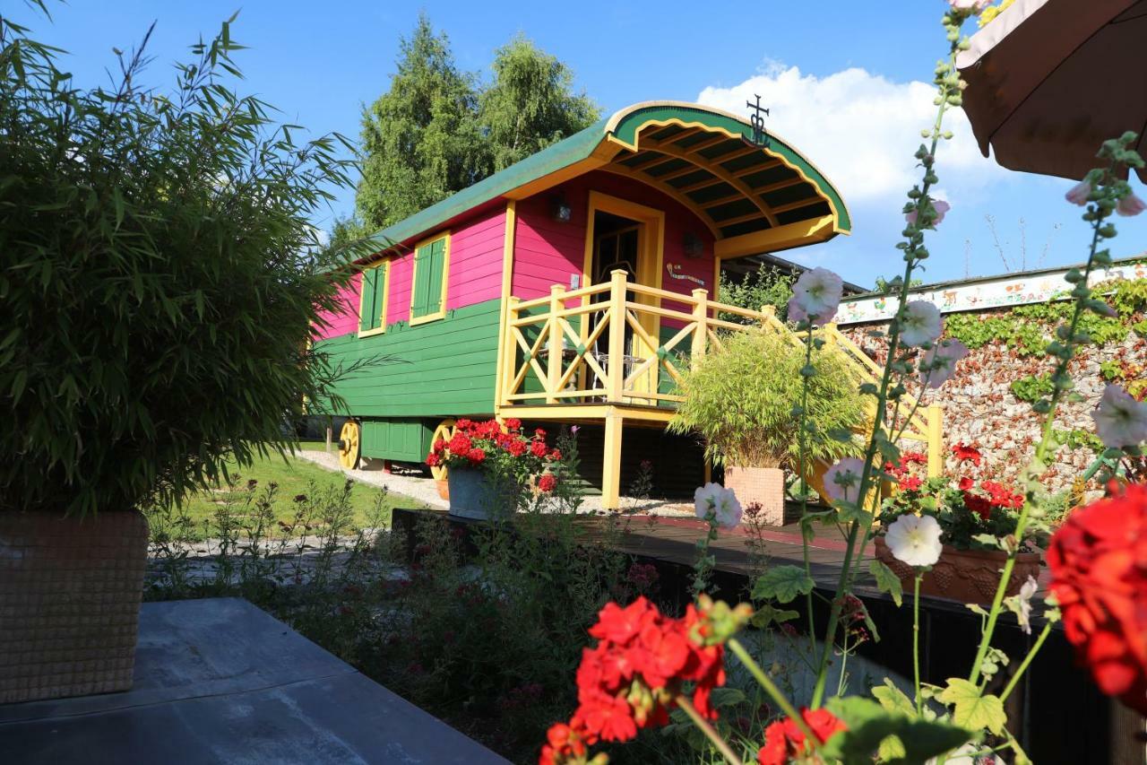 Bed and Breakfast Roulotte La Dominique Romery  Exteriér fotografie